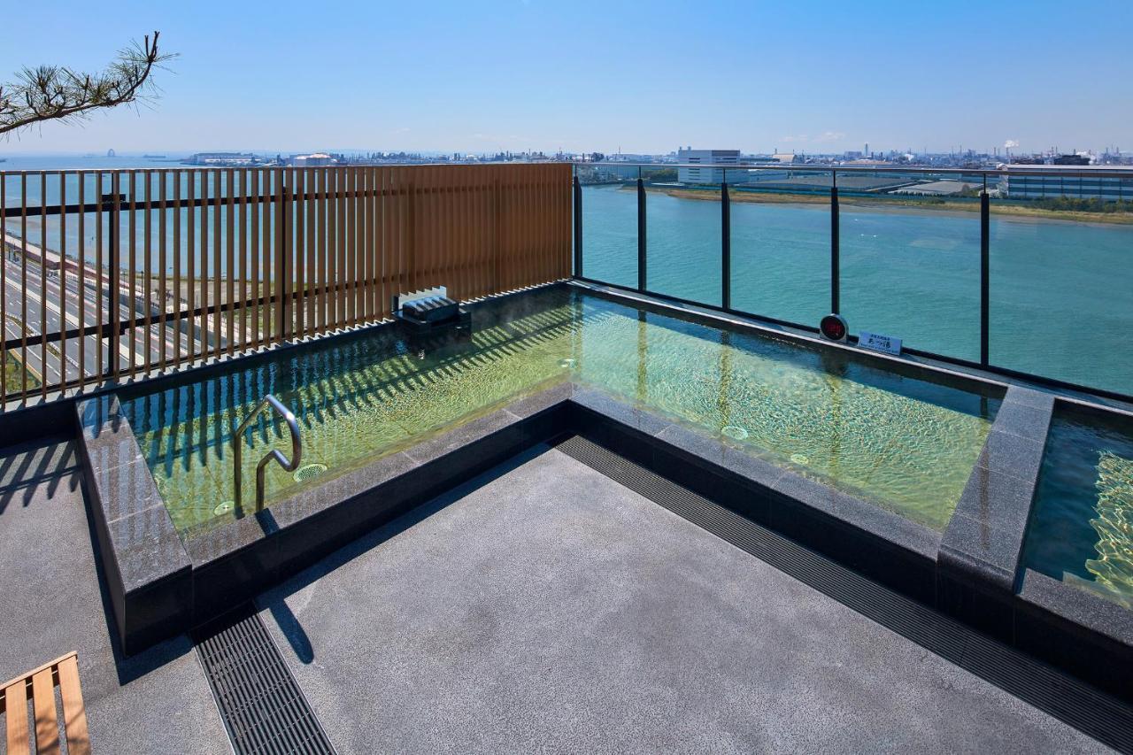 Villa Fontaine Premier Haneda Airport Tokyo Exterior photo The rooftop pool at the hotel