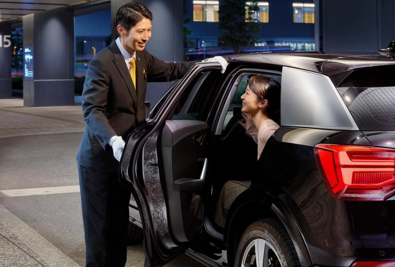 Villa Fontaine Premier Haneda Airport Tokyo Exterior photo A chauffeur opening a car door